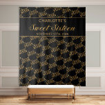 スイート16 ブラックとゴールドの誕生日パーティー 背景 タペストリー<br><div class="desc">スイート16の誕生日パーティーの背景（ブラックとゴールド） - フォトブース、ウェルカムサイン、またはテーマを演出する大きなパーティー装飾として最適です。デザインは、スイートシックスティーンという文字が渦巻くカリグラフィーとエレガントなタイポグラフィーで、斜めのステップ＆リピートのタイルパターンになっています。テンプレートは、誕生日の女の子の名前とイベント日を入力できるようになっています。</div>