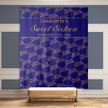 スイート16 ブルーとゴールドの誕生日パーティー 背景 タペストリー<br><div class="desc">スイート16の誕生日パーティーの背景 ブルーとゴールド - フォトブース、ウェルカムサイン、またはテーマを演出する大きなパーティー装飾に最適。デザインは、 Sweet Sixteenという文字が渦巻くカリグラフィーとエレガントなタイポグラフィーで、斜めのステップリピートのタイルパターンになっている。テンプレートは、誕生日の女の子の名前とイベント日を追加できるようになっている。</div>