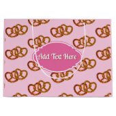 スイート プレッツェル パターン & あなたのお名前またはメッセージ ピンク ラージペーパーバッグ (正面)