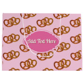 スイート プレッツェル パターン & あなたのお名前またはメッセージ ピンク ラージペーパーバッグ (裏面)
