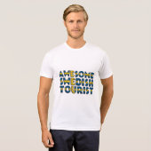 スウおもしろいェー素晴らしデン観光客国旗のタイポグラフィ Tシャツ (正面フル)