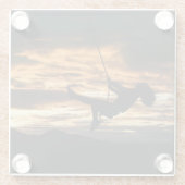 スウィングの女の子のサンセットシルエット ガラスコースター (裏面)