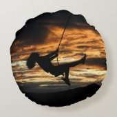 スウィングの女の子のサンセットシルエット ラウンドクッション (裏面)