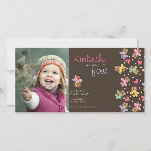 スウィートさくらんぼカップケーキガール誕生日フォト招待状 (正面)