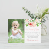 スウィートアズアピーチ小さな女の子誕生日パーティーフォト サンキューカード (スタンド正面)