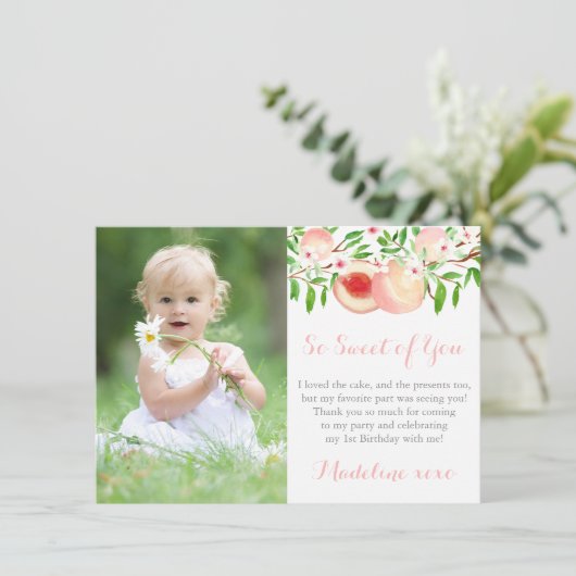 スウィートアズアピーチ小さな女の子誕生日パーティーフォト サンキューカード (スタンド正面)