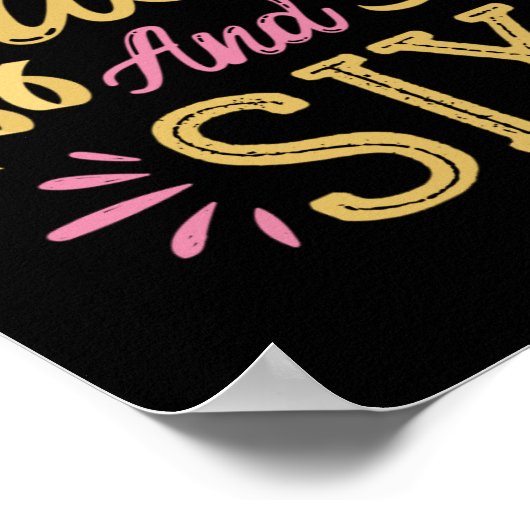 スウィートサッシーと6つのおもしろい誕生日ことわざ ポスター (角)