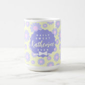 スウィートデイジーベビーイエローパープルピンクマグ コーヒーマグカップ (中央)