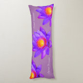 スウィートドリームスロータスフラワーオンバイオレット ボディピロー (裏面 (縦))