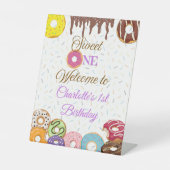 スウィートパーソナライズされたワン初誕生日ウェルカムサイン 台座サイン (正面)
