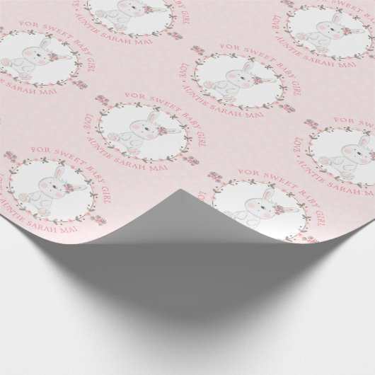 スウィートピンクベビーバニーフローラリース パーソナライズされた ラッピングペーパー (角)