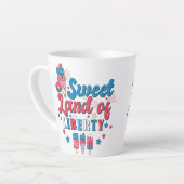 スウィートランド・オブ・リバティ – アメリカ7月4日 カフェラテマグ (左アングル)