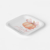 スウィートリトルカボチャのピンクの弓が途中にある ペーパープレート (傾斜あり)