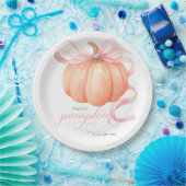 スウィートリトルカボチャのピンクの弓が途中にある ペーパープレート (パーティー)