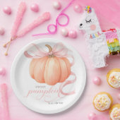 スウィートリトルカボチャのピンクの弓が途中にある ペーパープレート (パーティー)