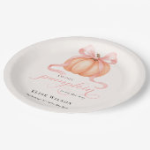 スウィートリトルカボチャのピンクの弓が途中にある ペーパープレート (アングル)