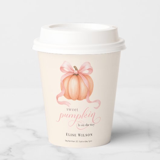 スウィートリトルカボチャのピンクの弓が途中にある 紙コップ (正面)