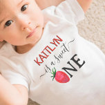 スウィートワンストロベリー1歳の誕生日 ベビーTシャツ<br><div class="desc">この祝トレンディーのスタイルで1歳の誕生日tシャツ。デザインは自分の言葉でパーソナライズする簡単であり、あなたの小さな人は彼らの最初の誕生日にこのTシャツを衣服することに興奮する。一致する項目はコレクション内に見つかる。</div>