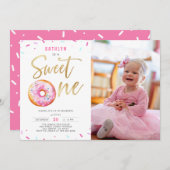 スウィートワンピンク金ゴールドドーナツ女の子1st誕生日の写真 招待状 (正面/裏面)
