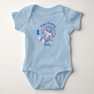 スウィート詰まったバニー・ボーイズ1歳の誕生日ネームエイジ ベビーボディスーツ