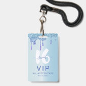 スウィート16アイスブルーメタリック誕生日招待状 バッジ (正面（ネックストラップ付）)