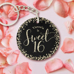 スウィート16シックブラック金ゴールドグリッター紙吹雪誕生日 キーホルダー<br><div class="desc">「Happy Sweet 16」。彼女の誕生日おもしろいに加えて追加！この祝アクリルカスタムキーチェーンをギフトする。金ゴールドグリッタースクリプトタイポグラフィと紙吹雪は黒い背景をオーバーレイ。娘の名カスタム前で文字をパーソナライズする。円または正方形の形状、両面または独身の両面から選択グリッターとグラムファッショニスタを愛すモダンる新芽にとって素晴らしい。彼女のマイルストースタイリッシュンパーティーにおもしろいを追加し素晴らして良いバッグのために！招待状、プレート、ナプキン、その他の誕生日グッズのマッチングと調整も、このトレンディーと特別なコレクションで利用可能である。誕生日の女の子の名前を入力するだけで、簡単にこのアクリルのキーチェーカスタムンをパーソナライズできる。質問や要望があれば私に連絡して下さい。</div>