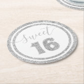 スウィート16シルバーフェイクグリッターストライプバースデーパーティー ラウンドペーパーコースター (アングル)