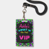 スウィート16ネオングロー誕生日招待状VIPパス バッジ (正面（ネックストラップ付）)