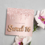 スウィート16バラ金ゴールドグリッターピンク豪華16th<br><div class="desc">豪華な甘い16、16歳の誕生日パーティーのために。バラ金ゴールド金フェイク属、ホイルの背景をバラ金ゴールドとピンクのフェイクグリッタードリッ絵を描プ、滴りの外観。文字：甘い16はバ書ロンスタイルフォント。名前とパーティー・詳細のパーソナライズおよび追加</div>