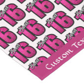 スウィート16バースデーパーティーピンクグリッター パーソナライズされた ショートテーブルランナー (コーナー)