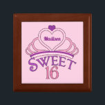 スウィート16誕生日パーソナライズされたピンクプリンセスティアラ ギフトボックス<br><div class="desc">かわいいsweet sixteenネックレス誕生日プレゼントあなたの大きな10代の女の子のbash.ピンクの書ティアラの中で紫色のスクリプかわいらしトであなたの名前でパーソナライズ。甘いかわいらし16ギフトボックス。</div>