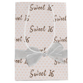 スウィート16誕生日ボウオンハート ミディアムペーパーバッグ (正面)