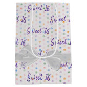 スウィート16誕生日ボウオン水玉模様 ミディアムペーパーバッグ (裏面)
