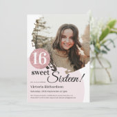 スウィート16誕生日モダンピンクグリッターカスタム写真 招待状 (スタンド正面)