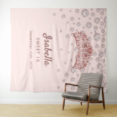 スウィート16 ローズゴールドのティアラ クラウン ピンクのモノグラム タペストリー (インサイチュ(横))