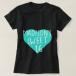 スウィート16 16誕生日Tシャツ Tシャツ<br><div class="desc">Gray Sweet 16 16th birthday T-shirtは、あなたの名前と文字のsweet 16ののsweet 16の明るい青のハートの上に白の白の手書きシンプルタイポグラフィでモダンすスタイリッシュ。Happy Dolphin Studio専用。</div>