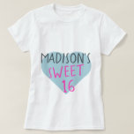 スウィート16 16誕生日Tシャツ Tシャツ<br><div class="desc">Sweet 16 16th birthday T-shirtは、あなたの名前と文字のsweet 16のパステルブルーのハートの上に明るいピンクと黒のシンプル鮮やかなピンクの手書きタイポグラフィでモダンすスタイリッシュ。Happy Dolphin Studio専用。</div>