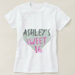 スウィート16 16誕生日Tシャツ Tシャツ<br><div class="desc">Sweet 16 16th birthday t-shirtは、あなたの名前と文字のsweet 16のパステルグリーンのハートの上に明るいピンクと黒のシンプル鮮やかなピンクの手書きタイポグラフィでモダンすスタイリッシュ。Happy Dolphin Studio専用。</div>