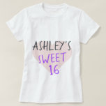 スウィート16 16誕生日Tシャツ Tシャツ<br><div class="desc">Sweet 16 16th birthday t-shirtは、あなたの名前と文字のsweet 16のピンクのハートの上に明るい紫と黒のシンプル鮮やかなタイポグラフィの手書きにモダンのスタイリッシュsweet 16。Happy Dolphin Studio専用。</div>