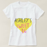 スウィート16 16誕生日Tシャツ Tシャツ<br><div class="desc">Sweet 16 16th birthday t-shirtは、あなたの名前と文字のsweet 16の鮮やかな黄色のハートの上に明るいピンクと黒のシンプル明るいピンクの手書きタイポグラフィにモダンの甘い16スタイリッシュ。Happy Dolphin Studio専用。</div>