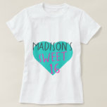 スウィート16 16誕生日Tシャツ Tシャツ<br><div class="desc">Sweet 16 16th birthday t-shirtは、あなたの名前と文字のsweet 16の鮮やかな青いハートに明るいピンクと黒のシンプル鮮やかなタイポグラフィの手書きのモダン甘い16スタイリッシュ。Happy Dolphin Studio専用。</div>