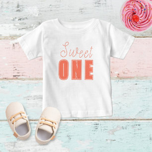 スウィートONE、女の子ピンクの最初の誕生日 ベビーTシャツ