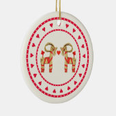 スウェーデンのわらのヤギのJulbokのハートの円 セラミックオーナメント (右)