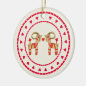 スウェーデンのわらのヤギのJulbokのハートの円 セラミックオーナメント (左)