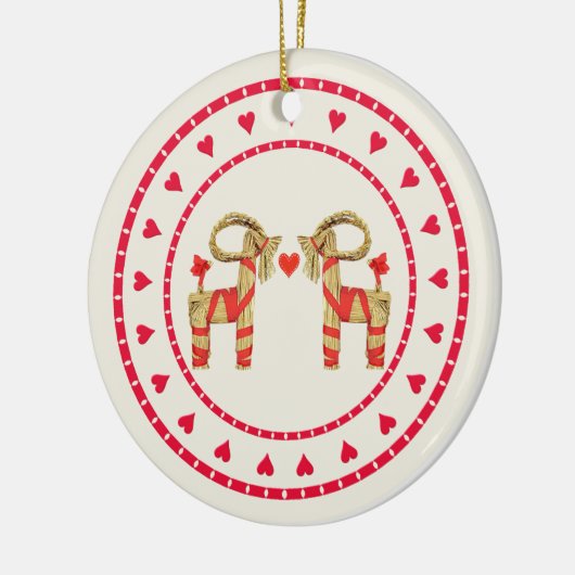 スウェーデンのわらのヤギのJulbokのハートの円 セラミックオーナメント (左)