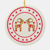 スウェーデンのわらのヤギのJulbokのハートの円 セラミックオーナメント (裏面)