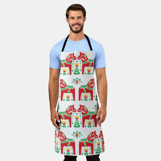 スウェーデンのダラホース：フォークアート エプロン (着用した状態)