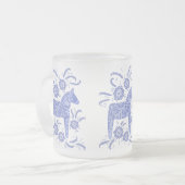 スウェーデンのダラ馬ペリウィンクルブルーとホワイト フロストグラスマグカップ (正面左)