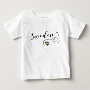 スウェーデンのハートのスウェーデンの旗 ベビーTシャツ