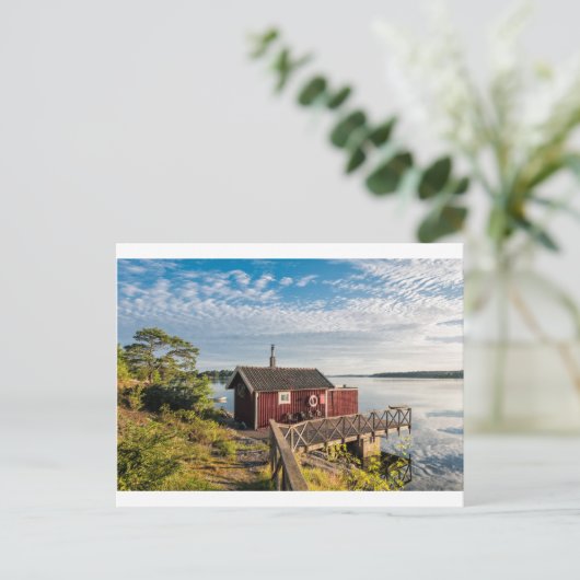 スウェーデンのバルト海沿岸の木製のコテージ ポストカード (スタンド正面)
